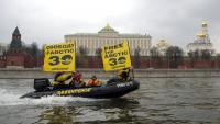 Dutch ask sea tribunal to release Greenpeace activists 